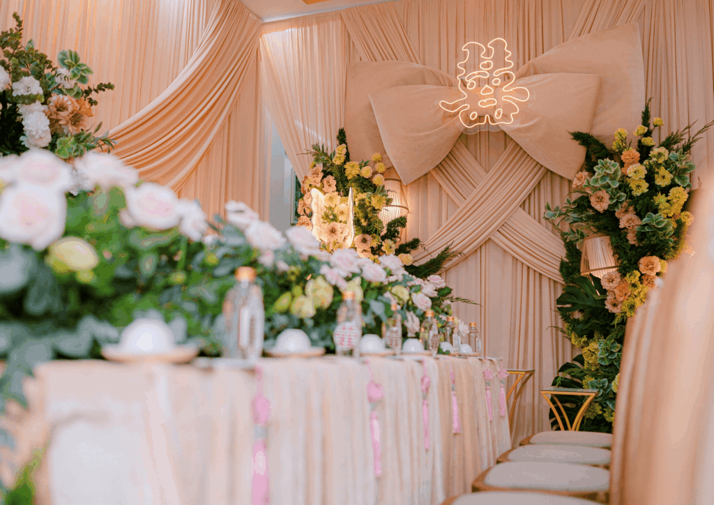 Cómo los arreglos florales transforman el ambiente de una boda