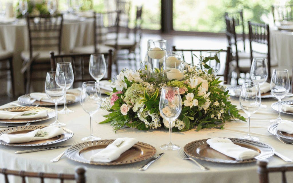 Centros de mesa con vela y flores: elegancia y calidez para cualquier ocasión